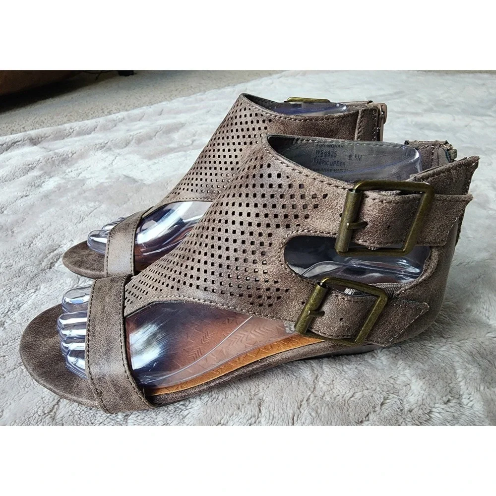 Sugar Wigout Demi Wedge Sandals Brown Perforated T-Strap Dual Buckle Womens 6.5
